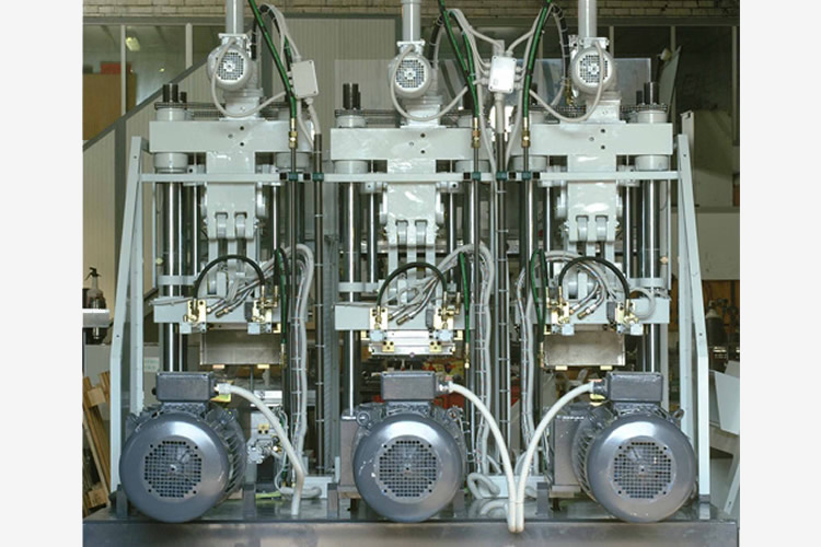 máquinas de extrusión y de moldeo por inyección para la producción de suelas y tacones en materiales termoplásticos, TR, PVC, TPU y EVA.